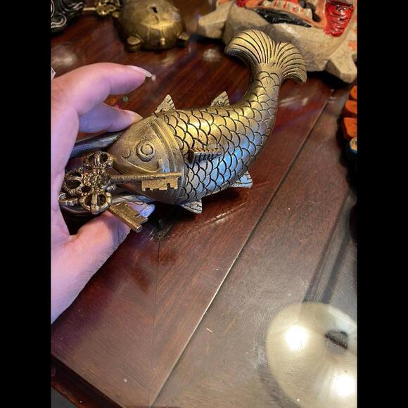 Handcrafted Brass Fish Padlock with Keys - Picture 7 of 12